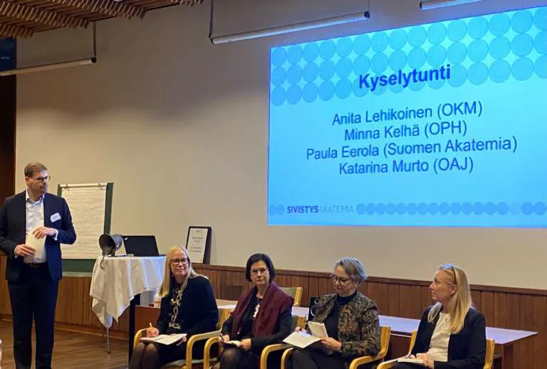 Kyselytunnilla Sivistysakatemian järjestäjätahojen johtajat vastasivat kurssilaisten kysymyksiin.