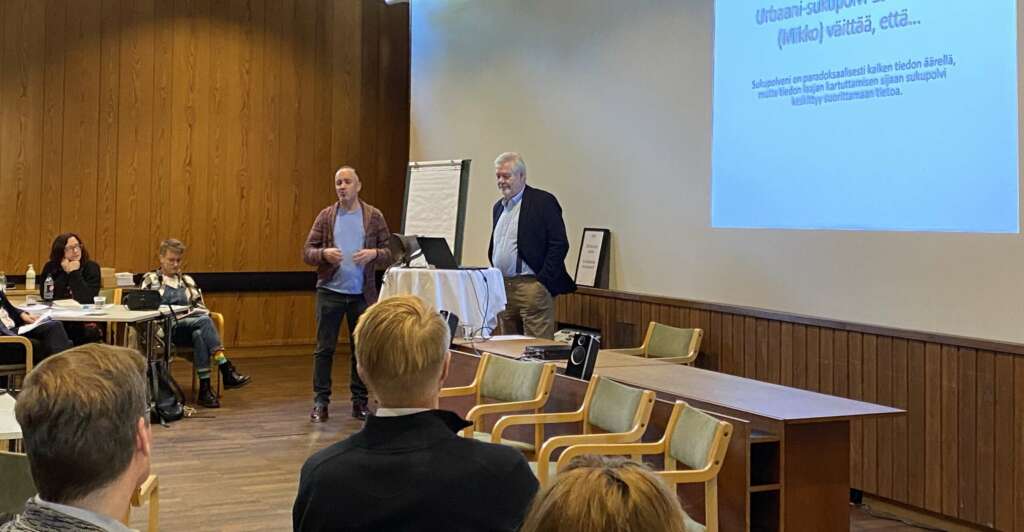 sosiaalihistorian dosentti Antti Häkkinen pohjustivat päivän keskusteluja dialogimaisella puheenvuorollaan sivistyksen roolista ja merkityksestä eri sukupolville.